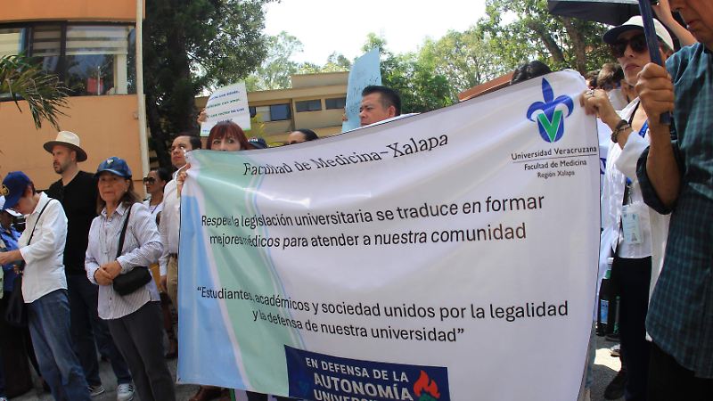 Protesta contra prórroga de Martín Aguilar Sánchez, rector de la UV